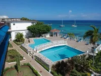 Hibiscus Lodge Hotel - Pools