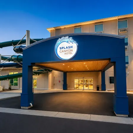 Splash Canyon Hotel