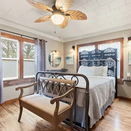 Treehouse Guesthouse: 3 Br Unique Home for 8 Adults Plus 400 sq ft Fun Treehouse