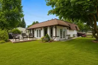 Large Home w/Huge Yard, Steps from the Lake - 3 tähden