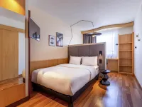 โรงแรมไอบิส สนามบินฟรีดริคส์ฮาเฟิน เมสเซอ - ที่มีบาร์