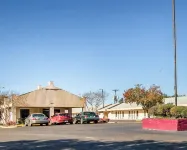 Rodeway Inn & Suites - parcheggio