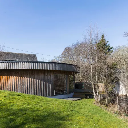 Otters Holt  Circular Riverside Retreat with Hot Tub キリンのホテル