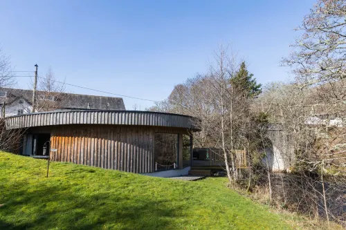 Otters Holt  Circular Riverside Retreat with Hot Tub - С тренажерным залом