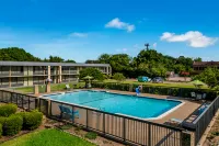 Red Roof Inn & Conference Center McKinney - parking