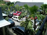 Clover Homestay - parking