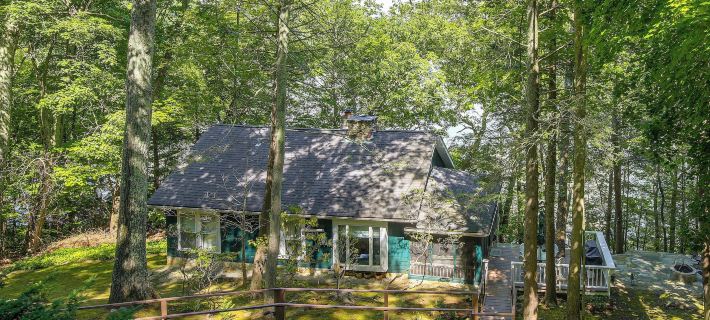 Dainty New Preston Cottage w/ Dock & Lake Views! Hotels in Litchfield County