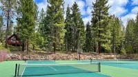 Tahoe Pines Retreat by Avantstay Pine-view Townhome Shared Pool + Mins to Northstar - Wi-Fi