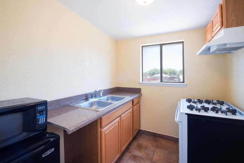 Executive Inn and Kitchenette Suites