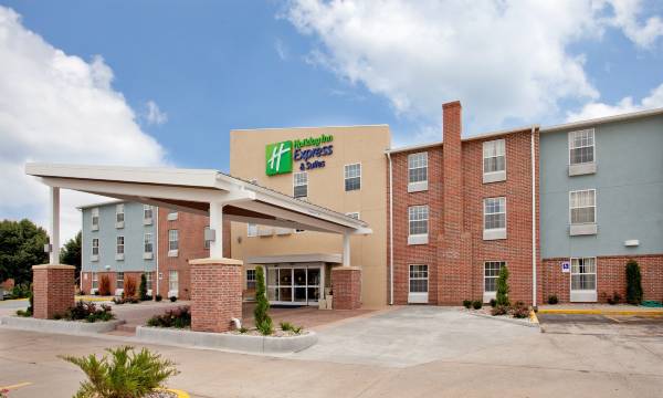 Holiday Inn Express & Suites North Kansas City by IHG