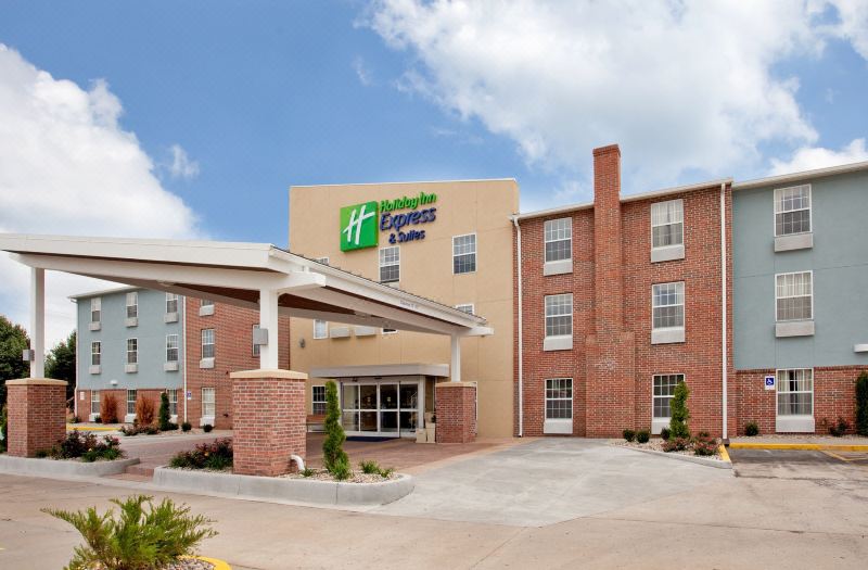 Holiday Inn Express & Suites North Kansas City by IHG