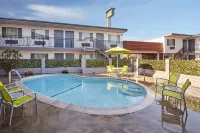 Studio Inn & Suites at Promenade Downey فنادق في Downey
