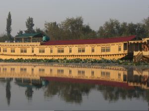Mission Kashmir Houseboat