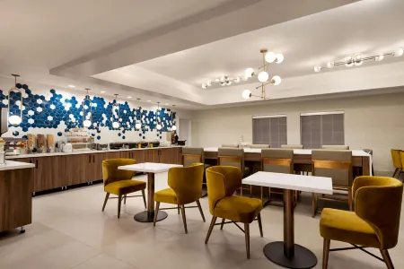 La Quinta Inn & Suites by Wyndham Port Arthur