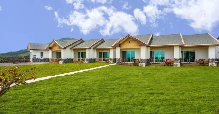Jeju Sunny Pension (BBQ Restaurant, Dolphin View Beach Front) Отели рядом с достопримечательностью «Остров Удо»