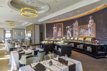 Radisson Montevideo Victoria Plaza Hotel Отели рядом с достопримечательностью «Museum of Pre-Columbian and Indigenous»