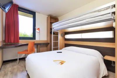 Première Classe Paris-Ouest Gennevilliers Hôtels à proximité de : E.Leclerc GENNEVILLIERS