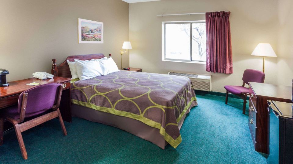 Super 8 by Wyndham Valparaiso