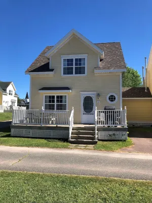 Shining Waters - Ingleside Cottages Hotels in Queens County