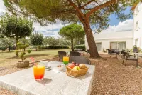 Logis Hôtel Restaurant des Châteaux Отели в г. Сэнк-Марс-ла-Пиль