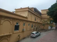 Hotel le Roi Lake View Koti فنادق في Tehri Garhwal