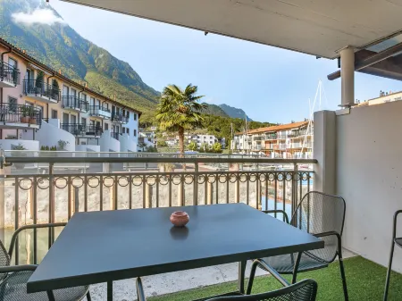 Tasman S16/R Отели рядом с достопримечательностью «Aquaparc»