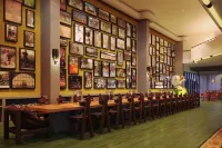 Graduate by Hilton Eugene - bar