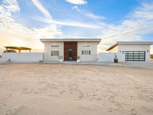 Sun Oro Joshua Tree - Hot Tub, BBQ, Fire Pit & Gameroom 2 Bedroom Home by Redawning