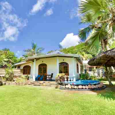 La Petite Maison and Sea Splash Hotel Exterior