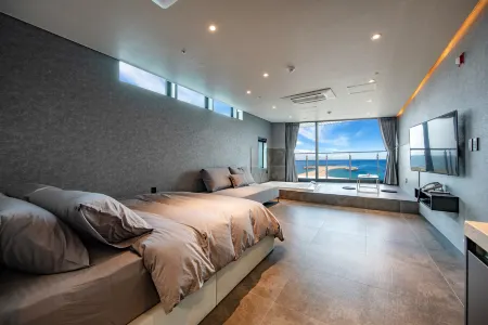 Soakcho Pool View Spa Pool Villa Отели рядом с достопримечательностью «Sokcho City Museum & Displaced Civilians Folk Village»