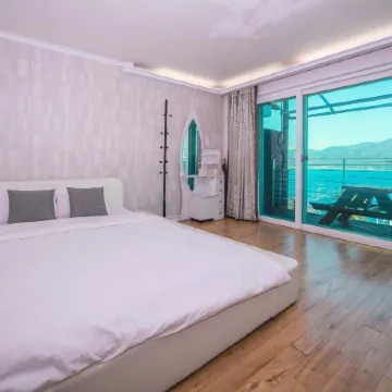 The South Sea, Spa Hill Pension