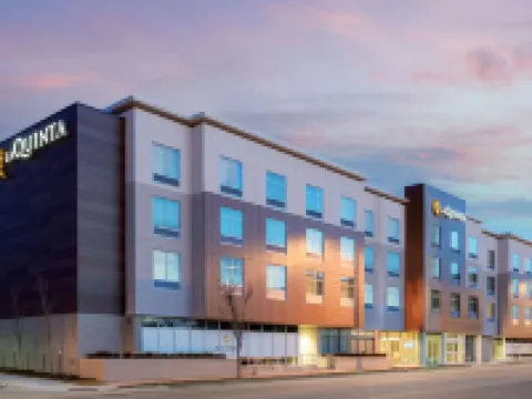 La Quinta Inn & Suites by Wyndham Kansas City Beacon Hill Hotels near GEHA Field at Arrowhead Stadium