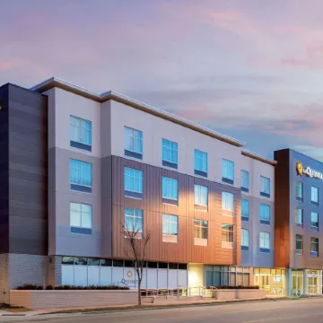 La Quinta Inn & Suites by Wyndham Kansas City Beacon Hill Отели рядом с достопримечательностью «Стадион «Эрроухед»»