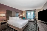 La Quinta Inn & Suites by Wyndham Fayetteville - Parking