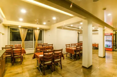 Hotel Manasi Royal Отели в г. Сатара