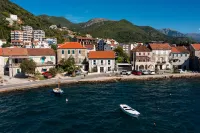 Villa Lastva is a Five Star Seafront Luxury Villa with Privite Pool - Alojamientos
