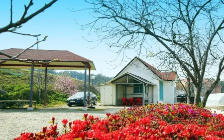 Taean Sujung Pension Отели рядом с достопримечательностью «Ch'ŏngp'odae-haesuyokchang»