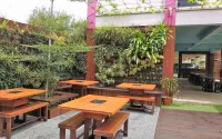 Richard's Home Hotels in Parit Tokaya