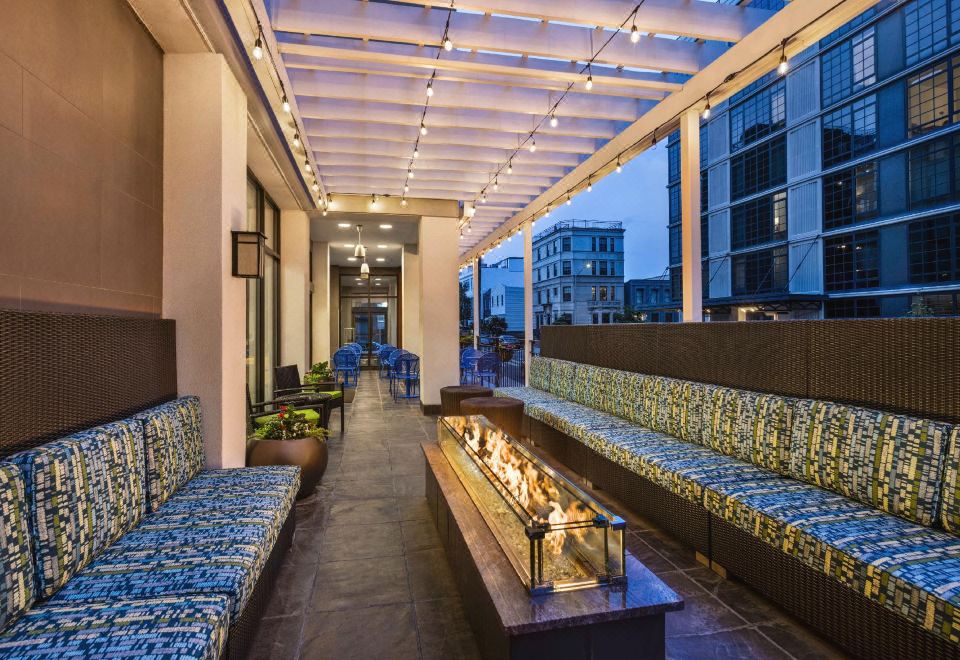 5. 홈2 스위트 바..