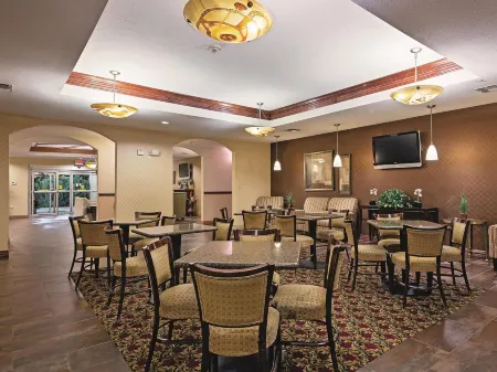 La Quinta Inn & Suites by Wyndham Cleburne Отели в г. Клберн