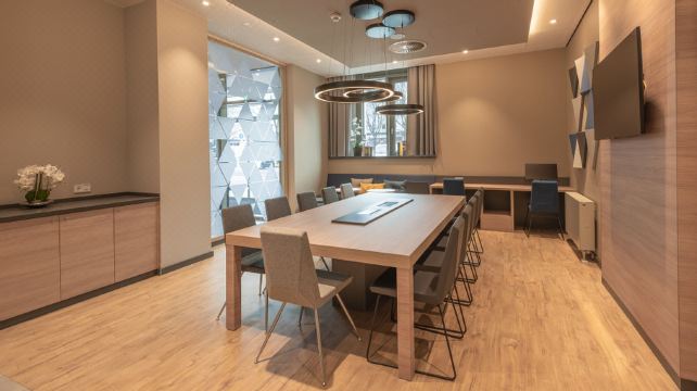 2. 홀리데이 인 익..