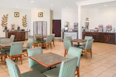 Super 8 by Wyndham Biloxi Отели рядом с достопримечательностью «Biloxi Small Craft Harbor»