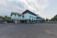 Hotel Ayong Linggarjati Kuningan Mitra RedDoorz Hotel dekat Taman Batu Hanjuang