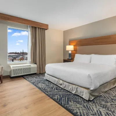 Candlewood Suites COLLINGWOOD by IHG Отели рядом с достопримечательностью «Горнолыжный курорт Блу-Маунтин»