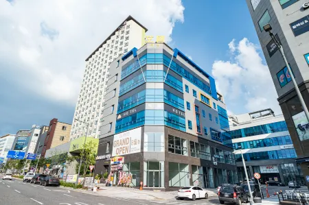 Hotel Deokyeong Отели рядом с достопримечательностью «Ganhyeon Yuwonji»