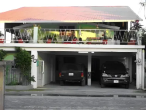 The Red Hut Inn โรงแรมใกล้สนามบินเบลีซซิตี้ มิวนิซิพอล