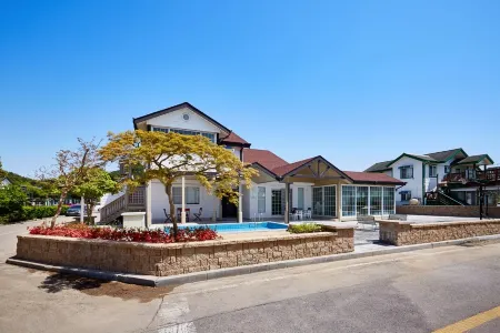 Daebudo Otier Pool Villa Отели рядом с достопримечательностью «365 대부도 캠핑시티»