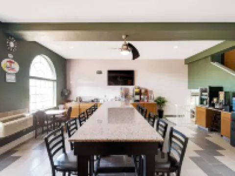 Super 8 by Wyndham Kansas City Hotels in Chouteau Township
