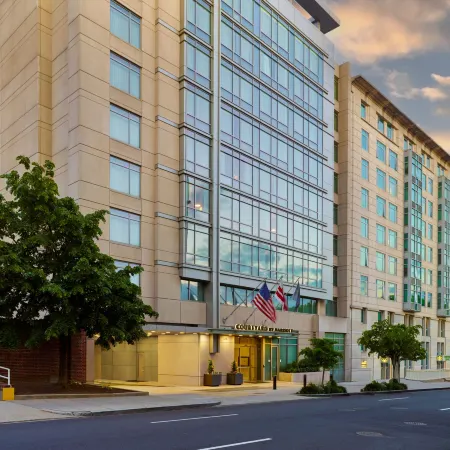 Courtyard Washington, DC/Foggy Bottom Отели рядом с достопримечательностью «Концертный зал «Конститьюшн-холл»»