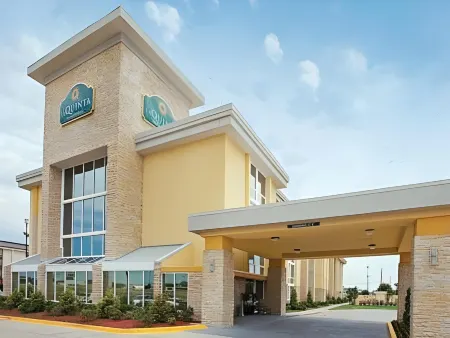 La Quinta Inn & Suites by Wyndham Dallas I-35 Walnut Hill Ln